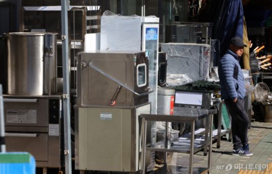 통계청의 '2025년 1월 고용동향'에 따르면 지난달 고용원이 있는 자영업자는 140만9000명으로 1년 전보다 2만1000명 감소했다. 또한 중소기업중앙회에 따르면 지난해 폐업한 자영업자에게 지급된 노란우산 폐업공제금은 금액은 1조3908억원으로 1년 전보다 1300억원가량(10.4%) 늘어나 사상 최대치를 기록했다. 2025.02.17./사진=뉴시스