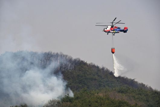 [하동=뉴시스] 차용현 기자 = 26일 오후 경북 의성에서 발생한 헬기추락 사고로 인해 운행을 중단했던 산불진화헬기가 대형 산불을 상황을 고려해 경남 하동군 옥종면 산불현장에 재 투입되고 있다. 2025.03.26. con@newsis.com /사진=차용현