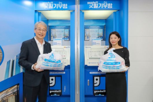임종룡 우리금융그룹 회장과 고객 대표가 굿윌기부함에 1호 기부를 하고 있다./사진제공=우리금융그룹