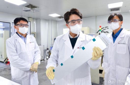 (서울=뉴스1) = 이준석 개혁신당 의원이 13일 대전 유성구 LG 에너지솔루션 대전기술원을 찾아 건식배터리 연구소를 둘러보고 있다. (이준석 의원실 제공, 재판매 및 DB 금지) 2025.3.13/뉴스1  Copyright (C) 뉴스1. All rights reserved. 무단 전재 및 재배포,  AI학습 이용 금지. /사진=(서울=뉴스1)