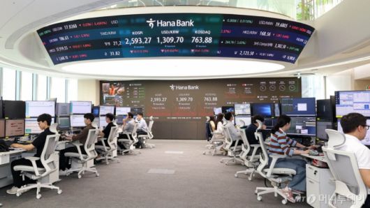 지난 9월 30일 하나은행 을지로 본점 소재 딜링룸 '하나 인피니티 서울(Hana Infinity Seoul)'에서 직원들이 업무를 보고 있다. /사진제공=하나은행