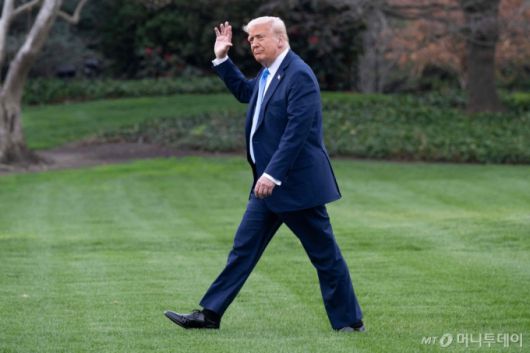 (워싱턴 AFP=뉴스1) = 도널드 트럼프 미국 대통령이 28일(현지시간) 플로리다주 마러라고 리조트서 주말을 보내기 위해 워싱턴 백악관을 나서고 있다. 2025.03,30  ⓒ AFP=뉴스1  Copyright (C) 뉴스1. All rights reserved. 무단 전재 및 재배포,  AI학습 이용 금지. /사진=(워싱턴 AFP=뉴스1)