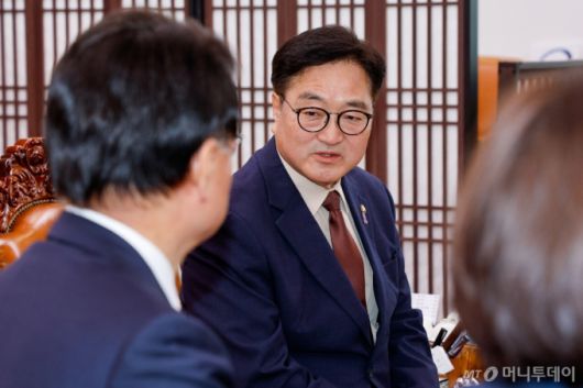 (서울=뉴스1) 안은나 기자 = 우원식 국회의장이 31일 오후 서울 여의도 국회에서 황운하 원내대표를 비롯한 조국혁신당 의원들을 접견하고 있다. 2025.3.31/뉴스1  Copyright (C) 뉴스1. All rights reserved. 무단 전재 및 재배포,  AI학습 이용 금지. /사진=(서울=뉴스1) 안은나 기자