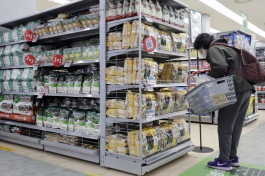 소비자물가상승률이 3개월 연속 2%대를 기록한 2일 서울 시내 대형마트에서 시민들이 장을 보고 있다./사진제공=뉴시스