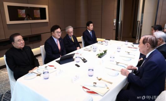 (서울=뉴스1) 김민지 기자 = 우원식 국회의장이 2일 오후 서울 여의도 한 호텔에서 전직 국회의장들과 오찬을 하고 있다. 2025.4.2/뉴스1  Copyright (C) 뉴스1. All rights reserved. 무단 전재 및 재배포,  AI학습 이용 금지. /사진=(서울=뉴스1) 김민지 기자