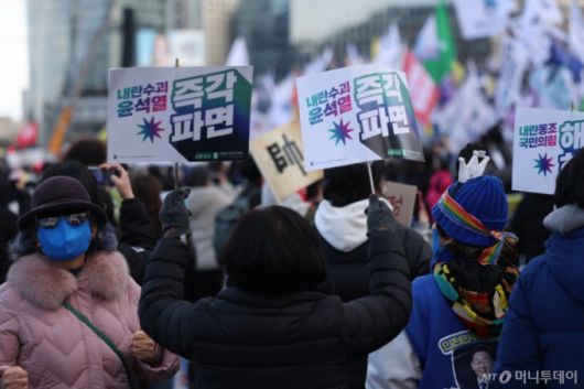 [서울=뉴시스] 김명년 기자 = 25일 오후 서울 종로구 경복궁역 인근에서 열린 ‘윤석열 대통령 탄핵 찬성 집회’에서 참석자들이 구호를 외치고 있다. 2025.01.25. kmn@newsis.com /사진=김명년