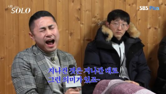 영수가 노래를 부르고 있다. /사진=SBSPlus·ENA '나는 솔로' 캡처