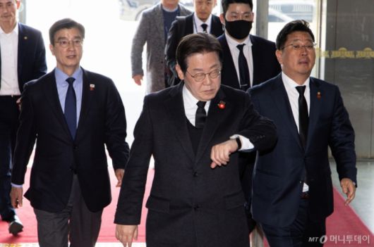 (서울=뉴스1) 이재명 기자 = 이재명 더불어민주당 대표가 3일 오후 서울 여의도 국회 본회의장에서 열린 제423회 국회(임시회) 제4차 본회의에 참석하고 있다. 2025.4.3/뉴스1  Copyright (C) 뉴스1. All rights reserved. 무단 전재 및 재배포,  AI학습 이용 금지. /사진=(서울=뉴스1) 이재명 기자