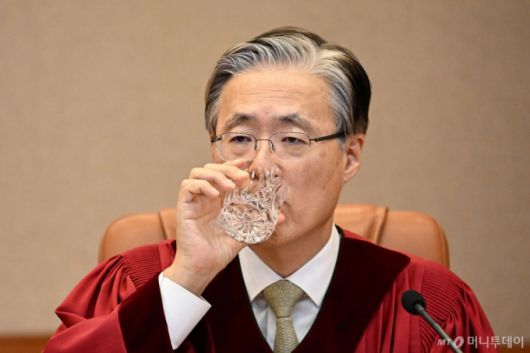 김형두 재판관이 4일 오전 서울 종로구 헌법재판소 대심판정에서 열린 윤석열 대통령 탄핵심판에 참석해 물을 마시고 있다. 2025.4.4 사진공동취재단 /사진=이기범