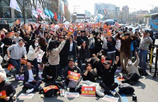 4일 오전 서울 용산구 한남동 대통령 관저 인근에서 촛불행동 등 윤석열 대통령 탄핵을 찬성하는 시민들이 윤석열 대통령이 파면되자 기뻐하고 있다. /사진=뉴시스