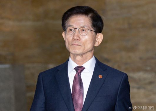 (서울=뉴스1) 이재명 기자 = 김문수 고용노동부 장관이 3일 오후 서울 여의도 국회 본회의장에서 열린 제423회 국회(임시회) 제4차 본회의에 참석하고 있다. 2025.4.3/뉴스1  Copyright (C) 뉴스1. All rights reserved. 무단 전재 및 재배포,  AI학습 이용 금지. /사진=(서울=뉴스1) 이재명 기자