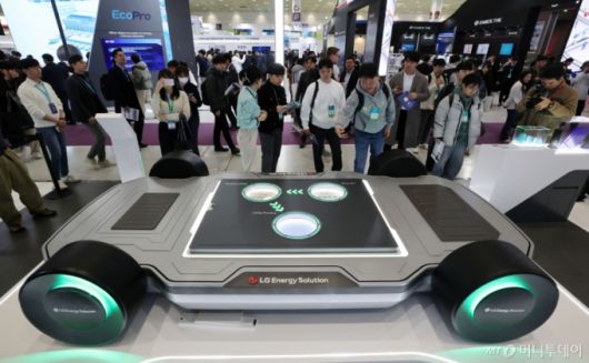 (서울=뉴스1) 박세연 기자 = 5일 서울 강남구 코엑스에서 개막한 ‘인터배터리 2025’ LG에너지솔루션 부스에서 관람객들이 전기차 배터리 모형을 살펴보고 있다.   올해로 13회를 맞이하는 역대 최대규모의 배터리 전문 전시회인 이번 전시는 688개사 2330부스 규모로 7일까지 3일동안 개최된다. 2025.3.5/뉴스1  Copyright (C) 뉴스1. All rights reserved. 무단 전재 및 재배포,  AI학습 이용 금지. /사진=(서울=뉴스1) 박세연 기자