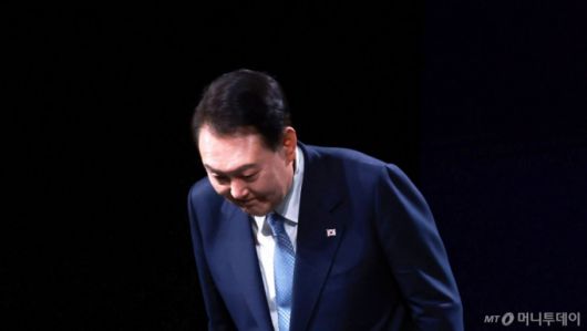 [서울=뉴시스] 헌법재판소가 4일 윤석열 전 대통령을 파면했다. 탄핵 소추 111일, 변론 종결 38일 만이다.  사진은 지난해 3월 3차 민주주의 정상회의 장관급 회의 개회식에 참석한 윤 전 대통령 모습. (사진=뉴시스 DB) 2024.04.04. photo@newsis.com /사진=