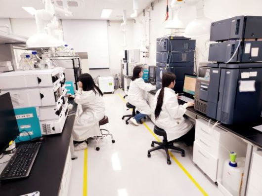 기능성 성분 분석실에 연구자들/사진=한국식품산업클러스터진흥원