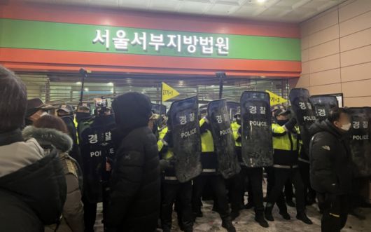 19일 새벽 윤석열 대통령에 대한 구속영장이 발부되자 서울 서부지법에 지지자들이 진입해 난동을 부리자 경찰이 이를 진압하고 있다. /사진=뉴스1.