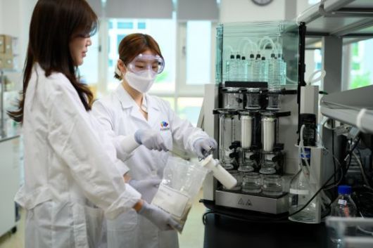 연구원들이 기능성원료 추출실에서 작업하는 모습/사진=한국식품산업클러스터진흥원