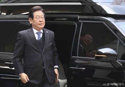 [서울=뉴시스] 김근수 기자 = 이재명 더불어민주당 대표가 8일 오전 서울 서초구 서울중앙지방법원에서 열린 대장동 배임 및 성남FC 뇌물 혐의 공판에 출석하고 있다. 2025.04.08. ks@newsis.com /사진=김근수