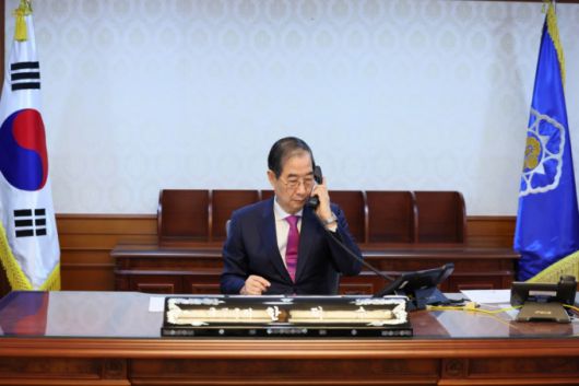 한덕수 대통령 권한대행 국무총리가 8일 정부서울청사에서 도널드 트럼프 미국 대통령과 전화 통화를 하고 있다./사진제공=국무총리실 /사진=(서울=뉴스1)