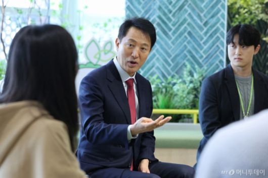 오세훈 서울시장이 9일 오후 서울 도봉구 청년취업사관학교 도봉캠퍼스에서 열린 간담회에서 교육생들과 대화하고 있다.  오 시장은 오는 13일 서울시정 핵심으로 삼은 '약자동행'을 상징할 수 있는 곳에서 대선 출마를 선언할 예정이다. 2025.4.9/사진=뉴스1 /사진=(서울=뉴스1) 신웅수 기자