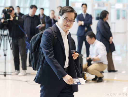 [인천공항=뉴시스] 김진아 기자 = 김동연 경기도지사가 9일 인천국제공항 제2터미널에서 자동차 부품 관세 대응을 위한 미국 출장에 앞서 대선 출마 선언을 마친 뒤 출국하고 있다.  2025.04.09. bluesoda@newsis.com /사진=김진아