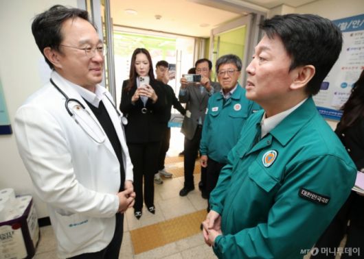 안철수 국민의힘 의원이 10일 오후 경북 영덕군 국립청소년해양센터에 마련된 산불 피해 이재민 대피소를 찾아 의료봉사에 참여한 김창호 칠곡경북대병원 응급의학과 교수와 대화하고 있다. 2025.4.10/사진=뉴스1 /사진=(영덕=뉴스1) 공정식 기자