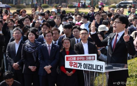 [서울=뉴시스] 고승민 기자 = 한동훈 전 국민의힘 대표가 10일 오후 서울 여의도 국회 앞에서 기자회견을 열고 제21대 대통령선거 출마선언을 하고 있다. 2025.04.10. kkssmm99@newsis.com /사진=고승민