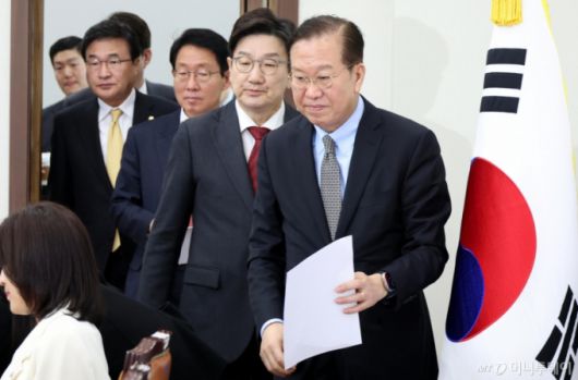 권영세 국민의힘 비상대책위원장을 비롯한 지도부가 7일 오전 서울 여의도 국회에서 열린 비상대책위원회의에 참석하고 있다. 오른쪽부터 권 비대위원장, 권성동 원내대표, 김상훈 정책위의장, 김대식 원내수석대변인. 2025.04.07. /사진=뉴시스 /사진=조성봉