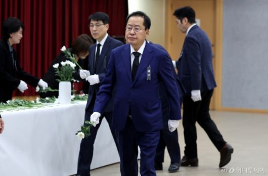 홍준표 대구시장이 9일 대구 동구 동구청 대회의실에 차려진 산불 진화 헬기 조종사 고 정궁호 기장의 추모 분향소를 찾아 조문하고 있다. 2025.04.09. /사진=뉴시스 /사진=이무열