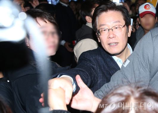 $ '최순실 게이트' 진상규명과 박근혜 대통령 퇴진 촉구 3차 촛불집회'가 열린 12일 오후 이재명 성남 시장이 집회에 참가한 시민들에 둘러싸여 인사하고 있다. /사진=hwijpg@(김휘선 인턴기자)