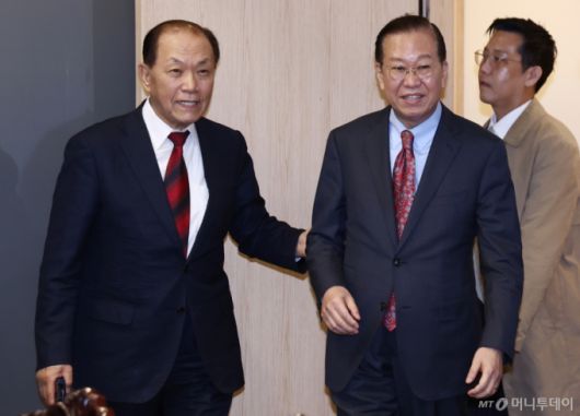 권영세 국민의힘 비상대책위원장(오른쪽)과 황우여 대선 경선 선거관리위원장이 9일 서울 여의도 한 식당에서 열린 상임고문단 회의에 참석하고 있다. 2025.4.9/사진=뉴스1 /사진=(서울=뉴스1) 김민지 기자