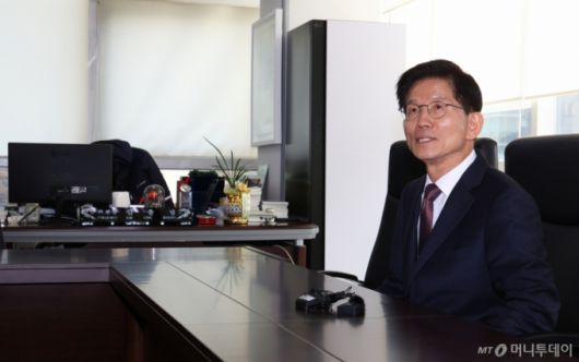 제21대 대통령선거에 출마를 선언한 김문수 전 고용노동부 장관이 10일 오전 서울 여의도 한국노동조합총연맹을 방문해 위원장실에서 최응석 한국노총 상임부위원장 등 지도부와 면담하고 있다. /사진=뉴시스 /사진=황준선