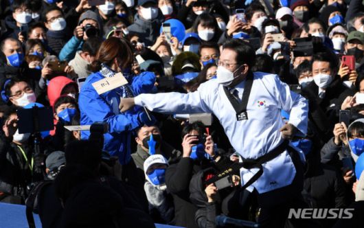 이재명 전 더불어민주당 대표가 2022년 2월20일 경기 수원시 만석공원에서 열린 유세에서 '코로나 위기'가 적힌 송판을 격파하고 있다. / 사진제공=뉴시스