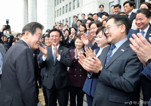 (서울=뉴스1) 안은나 기자 = 이재명 더불어민주당 대표가 9일 오전 서울 여의도 국회에서 대선 출마를 위한 대표직 사퇴 후 박찬대 원내대표, 최고위원 등과 기념촬영을 한 뒤 박수를 받고 있다. (공동취재) 2025.4.9/뉴스1  Copyright (C) 뉴스1. All rights reserved. 무단 전재 및 재배포,  AI학습 이용 금지. /사진=(서울=뉴스1) 안은나 기자