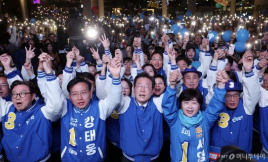 (서울=뉴스1) 임세영 기자 = 이재명 더불어민주당 대표, 강태웅 후보를 비롯한 참석자들이 9일 오후 서울 용산구 용산역 광장에서 열린 정권심판·국민승리 총력유세에서 퍼포먼스를 하고 있다. (공동취재) 2024.4.9/뉴스1  Copyright (C) 뉴스1. All rights reserved. 무단 전재 및 재배포,  AI학습 이용 금지. /사진=(서울=뉴스1) 임세영 기자