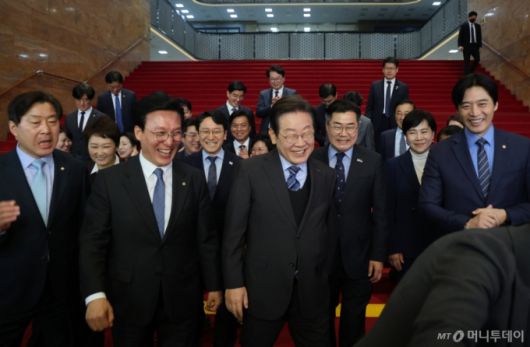 이재명 더불어민주당 대표가 9일 오전 서울 여의도 국회에서 대선 출마를 위한 대표직 사퇴 후 박찬대 원내대표, 최고위원 등과 기념 촬영을 마친 뒤 이동하고 있다. / 사진제공=뉴스1