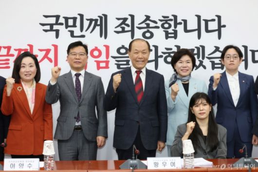 (서울=뉴스1) 이광호 기자 = 황우여 국민의힘 선관위원장과 위원들이 9일 오전 서울 여의도 국회에 열린 선거관리위원회 첫 회의에서 기념촬영을 하고 있다.  2025.4.9/뉴스1  Copyright (C) 뉴스1. All rights reserved. 무단 전재 및 재배포,  AI학습 이용 금지. /사진=(서울=뉴스1) 이광호 기자