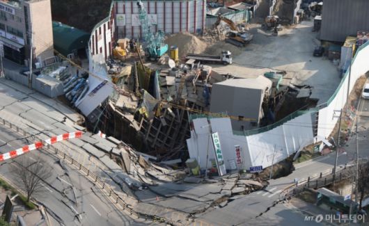 (광명=뉴스1) 김영운 기자 = 11일 오후 경기 광명시 일직동 신안산선 공사 현장 인근이 붕괴돼 사고 현장이 통제되고 있다. 2025.4.11/뉴스1  Copyright (C) 뉴스1. All rights reserved. 무단 전재 및 재배포,  AI학습 이용 금지. /사진=(광명=뉴스1) 김영운 기자