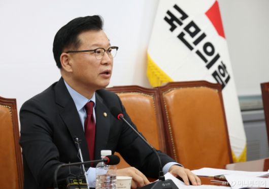 [서울=뉴시스] 조성봉 기자 = 이양수 국민의힘  대선후보 경선 선거관리위원회 부위원장이 10일 오전 서울 여의도 국회에서 선관위 회의 결과를 발표하고 있다. 2025.04.10.  suncho21@newsis.com /사진=조성봉