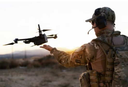 미국 연방수사국(FBI)과 특수기동대(SWAT), 주요 도시 경찰국 등이 AI(인공지능) 드론(무인기)을 구매해 업무에 적극 활용하고 있다. 사진은 미국 드론 스타트업 스카이디오 드론을 시험 중인 미국 군인/사진=블룸버그