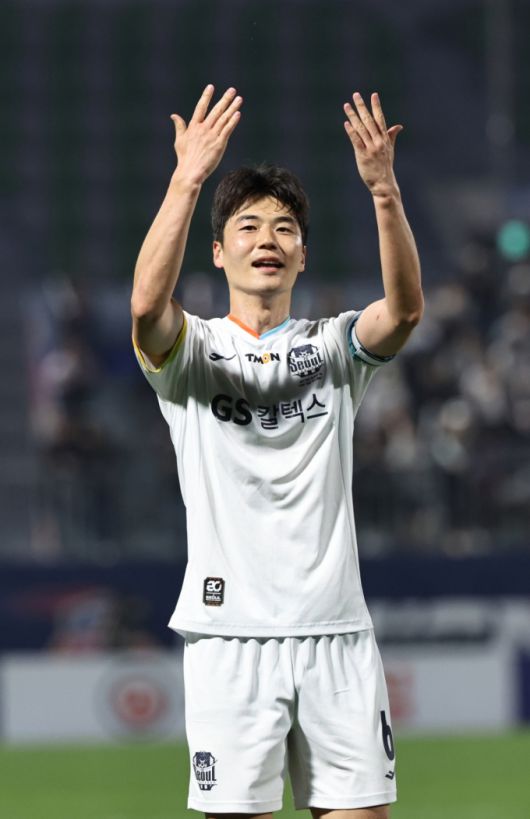 [수원=뉴시스] 김금보 기자 =4월 30일 오후 경기도 수원시 수원종합운동장에서 열린 '하나은행 K리그1 2024' 10라운드 수원FC와 FC서울의 경기, 후반 FC서울 기성용이 팀의 두번째 골을 넣고 기뻐하고 있다. 2024.04.30. kgb@newsis.com /사진=김금보