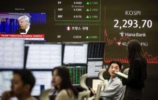 지난 9일 서울 중구 하나은행 딜링룸 전광판에 표시된 코스피 옆으로 트럼프 미국 대통령 뉴스가 나오고 있다. 이날 코스피는 전 거래일(2334.23)보다 40.53포인트(1.74%) 하락한 2293.70에, 코스닥 지수는 전 거래일(658.45)보다 15.06포인트(2.29%) 내린 643.39에 거래를 마쳤다. 서울 외환시장에서 원·달러 환율은 전 거래일 주간거래 종가(1473.2원)보다 10.9원 오른 1484.1원에 주간 거래를 마감했다. /사진=뉴시스