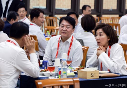 [충남=뉴시스] 전신 기자 = 나경원(오른쪽부터), 안철수, 권영세 국민의힘 의원이 30일 충남에서 열린 제22대 국민의힘 국회의원 워크숍에서 대화하고 있다. (대통령실통신사진기자단) 2024.05.30. photo1006@newsis.com /사진=전신