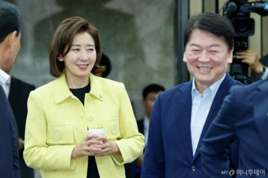 (서울=뉴스1) 안은나 기자 = 나경원, 안철수 국민의힘 의원이 3일 오후 서울 여의도 국회에서 열린 22대 국회 첫 의원총회에 참석하고 있다. 2024.6.3/뉴스1  Copyright (C) 뉴스1. All rights reserved. 무단 전재 및 재배포,  AI학습 이용 금지. /사진=(서울=뉴스1) 안은나 기자