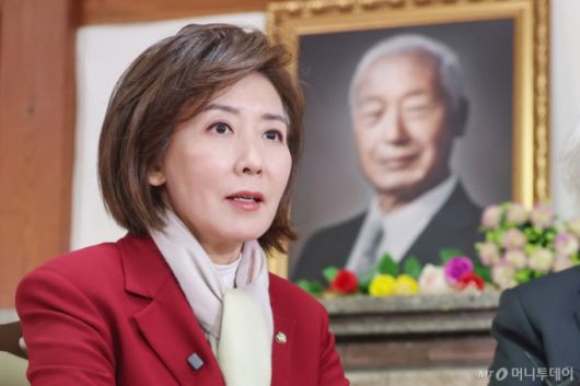 (서울=뉴스1) 민경석 기자 = 국민의힘 대선후보 경선에 뛰어든 나경원 의원이 13일 오후 서울 종로구 이화장을 찾아 이영일 전 의원과 환담을 나누고 있다.  2025.4.13/뉴스1  Copyright (C) 뉴스1. All rights reserved. 무단 전재 및 재배포,  AI학습 이용 금지. /사진=(서울=뉴스1) 민경석 기자