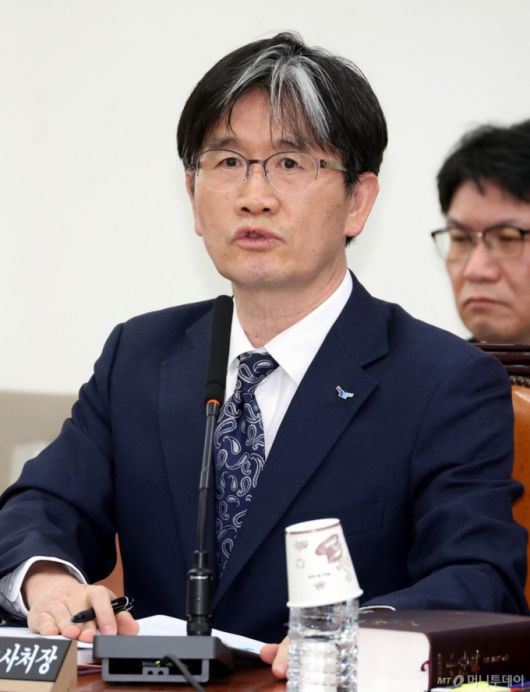 [서울=뉴시스] 조성봉 기자 = 오동운 고위공직자범죄수사처장이 9일 오전 서울 여의도 국회에서 열린 법제사법위원회 전체회의에서 의원들의 질의에 답변하고 있다. 2025.04.09. suncho21@newsis.com /사진=조성봉