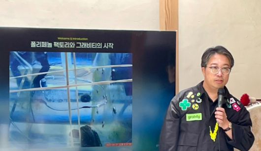 물 속 홍합이 폴리페놀 성분 접착물질을 내는 장면을 이해신 카이스트 교수가 설명하고 있다./사진=김성휘