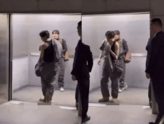 선우는 경호원에게 자신이 떨어뜨린 에어팟을 주워 달라고 요구하는 듯한 영상이 공개돼 인성 논란에 휘말린 상태다. /사진=온라인 커뮤니티