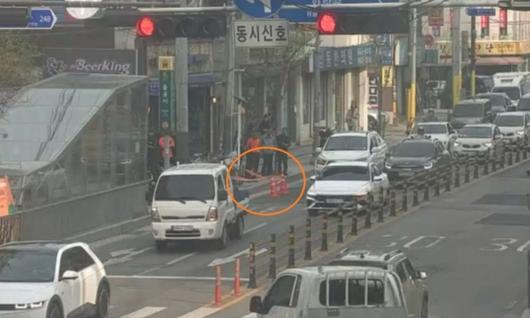 16일 오후 4시 53분 서울 성북구 석관동 지하철 돌곶이역 6번출구 앞에서 싱크홀 의심 신고가 접수됐다. 현장을 부분 통제 중인 모습. /사진=서울교통정보센터