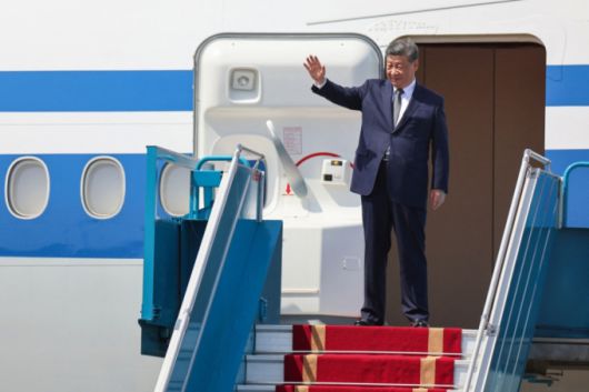 시진핑 중국 국가주석이 15일(현지시간) 동남아 순방 중 베트남 방문을 마치고 한노이 노이 바이 국제 공항에서 말레이시아로 가는 전용기를 타고 있다. /AFPBBNews=뉴스1