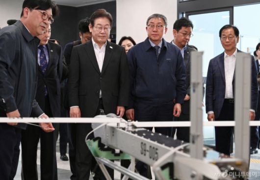 (대전=뉴스1) 국회사진취재단 = 이재명 더불어민주당 대선 경선 후보가 17일 오전 대전 유성구 국방과학연구소를 방문해 개발중인 무기체계를 살펴보고 있다. 2025.4.17/뉴스1  Copyright (C) 뉴스1. All rights reserved. 무단 전재 및 재배포,  AI학습 이용 금지. /사진=(대전=뉴스1) 국회사진취재단